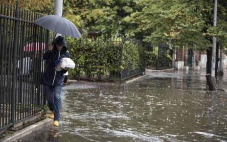 Pomigliano d'Arco, Maltempo: tratte in salvo una decina di persone bloccate in auto da un fiume di acqua 6 c61d93bae279552c6d58d9d6dbc8d121