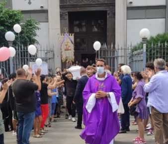 Napoli, dolore e commozione per i funerali di Elvira travolta e uccisa da un pirata della strada: Cittadini in corteo chiedono giustizia e più controlli alle forze dell’ordine 5 foto 3 1