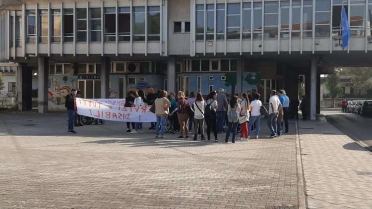 Paesi Vesuviani, nell’Ambito 26 contratti scaduti e stop all’assistenza domiciliare ai disabili: esplode la protesta. Manifestazione a San Giuseppe Vesuviano 6 313012468 707679377375106 8969904429140470652 n