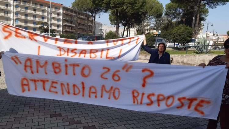 Paesi Vesuviani, nell’Ambito 26 contratti scaduti e stop all’assistenza domiciliare ai disabili: esplode la protesta. Manifestazione a San Giuseppe Vesuviano 7 313023960 5830408243684556 9146047273055694457 n