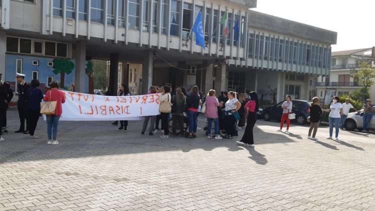 Paesi Vesuviani, nell’Ambito 26 contratti scaduti e stop all’assistenza domiciliare ai disabili: esplode la protesta. Manifestazione a San Giuseppe Vesuviano 5 313274252 2448148322009370 4734669840501914679 n