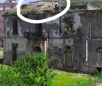 Pollena Trocchia, crolla il tetto del palazzo storico di piazza Nicola Amodio 3 tetto 1