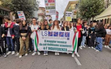 Acerra, la Marcia Anticamorra del Liceo “De’ Liguori”. AISA presente 3 2. Acerra 1982 2022 Marcia Anticamorra