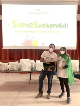 Da sx Il Responsabile Marketing di Nuova Erreplasta Gaetano Castaldo con il Chimico Industriale di Nuova Erreplast Antonella Marzocchella nei panni di Tottonella