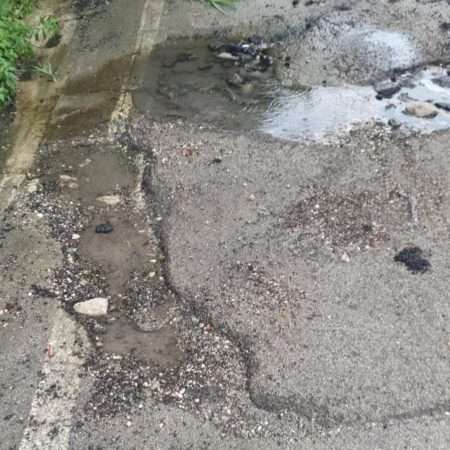 Castel Volturno, canne di bambù che fungono da segnaletica strada, succede in via Veneto. Cesare Diana: "Quest'amministrazione spinge ad arrangiarsi" 5 Via Veneto 4