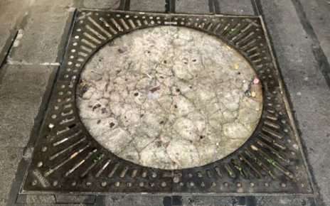 Vomero via Scarlatti una delle tante fossette cementate