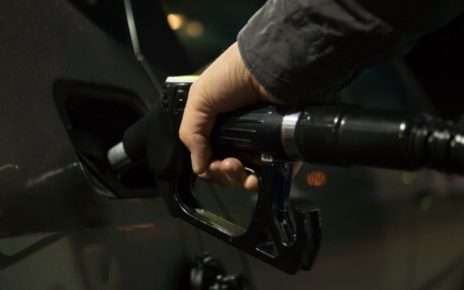 Pomigliano d'Arco, fa rifornimento di carburante ma scappa via senza pagare 2 benzina
