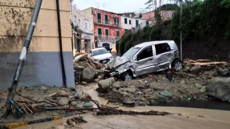 Ischia, Maltempo: frana a Casamicciola travolge auto in sosta trascinandole fino al mare: 5 i dispersi 2 frana ischia casamicciola ansa 2
