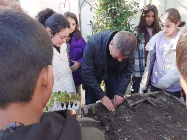 Palma Campania, una mattinata all’Orto Sociale: gli alunni della “A. De Curtis” a lezione di agricoltura 3 316820188 130512476511539 7203085869342930043 n