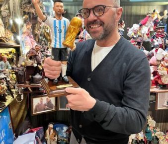 Mondiali 2022, la statuina di Leo Messi con la Coppa del Mondo sul presepe napoletano di San Gregorio Armeno 3 6ab7d4b0e7a20e05aa7e796aba9f1257