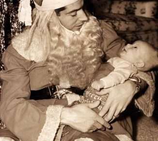 Foto Joe Di Maggio vestito da Babbo Natale