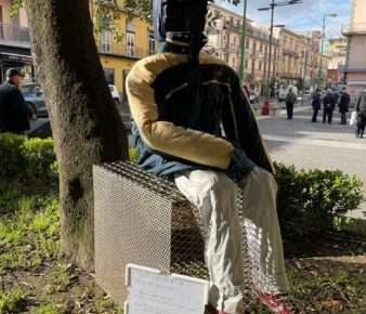 Marigliano, rubata da Piazza Municipio la scultura "Gente distratta" di Oreste Asa Silvestrino 5 IMG 20221208 WA0015