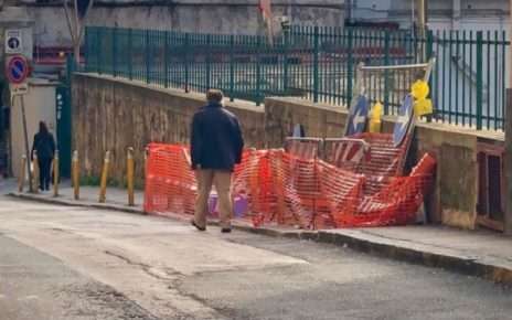 Napoli, al Vomero le buche stradali diventano reperti storici 4 Vomero via Luigia Sanfelice marciapiede transennato