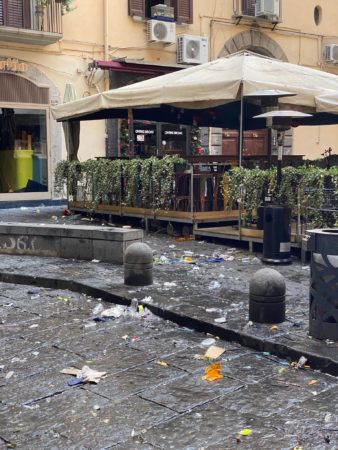 Napoli, Chiaia sommersa dai rifiuti dopo il brunch della vigilia di Natale 3 baretti chiaia 1