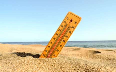 Il 2022 anno più caldo di sempre per l'Italia, climatologo Gozzini: "Anche i giorni a ridosso della fine dell'anno saranno senza precipitazioni" 3 closeup shot thermometer beach sand 1200x794 1