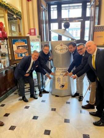 Napoli, Giornata del Caffè Sospeso: turisti e cittadini donano fondi nella mega caffettiera di due metri installata dal Gambrinus: il ricavato a sostegno della Pet Therapy per i bambini ricoverati al Santobono 4 foto 2 7