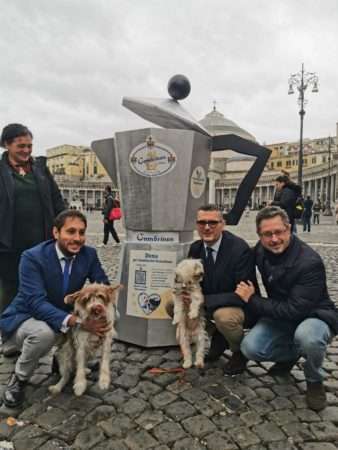 Napoli, Giornata del Caffè Sospeso: turisti e cittadini donano fondi nella mega caffettiera di due metri installata dal Gambrinus: il ricavato a sostegno della Pet Therapy per i bambini ricoverati al Santobono 5 foto 5 2