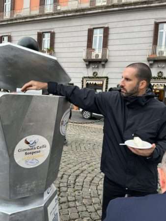 Napoli, Giornata del Caffè Sospeso: turisti e cittadini donano fondi nella mega caffettiera di due metri installata dal Gambrinus: il ricavato a sostegno della Pet Therapy per i bambini ricoverati al Santobono 6 foto 6 1