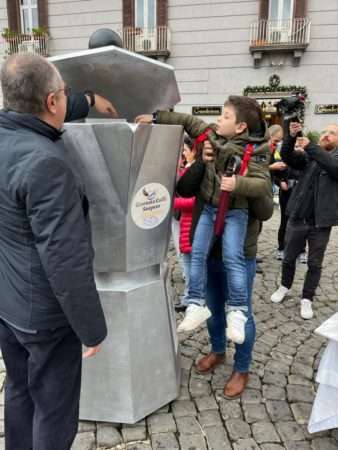 Napoli, Giornata del Caffè Sospeso: turisti e cittadini donano fondi nella mega caffettiera di due metri installata dal Gambrinus: il ricavato a sostegno della Pet Therapy per i bambini ricoverati al Santobono 7 foto 7 1