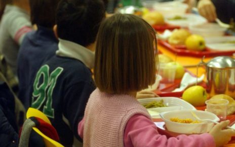 Brusciano, servizio mensa nel caos: i genitori protestano 5 1657201179 0 trapani la mensa solo per i bambini ricchi tranchida aumenta i prezzi