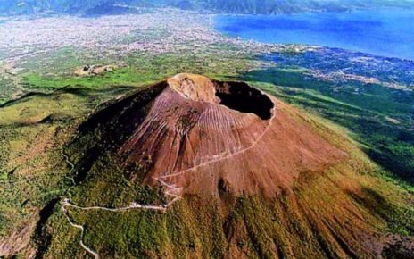 Vesuvio, avvertite lievi scosse sismiche: piccole fratture superficiali causano l'abbassamento del cratere 4 80 1