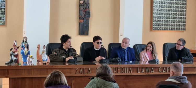 Da sx lArtista Mirko Sal Da Vinci Giuseppe Reale Luciana Esposito e Pino Strabioli durante la conferenza stampa