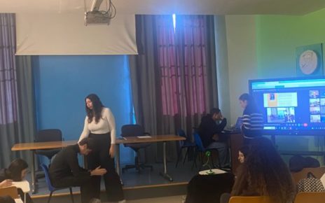 Lucca, il giudice Leonardo Guarnotta ai giovani “Di fronte a un bivio, scegliete sempre la legalità” 4 Foto iniziativa 3