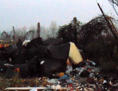 Marigliano, scempio senza fine a via Nuova del Bosco: area devastata dagli sversamenti di rifiuti 8 IMG 20230102 WA0048