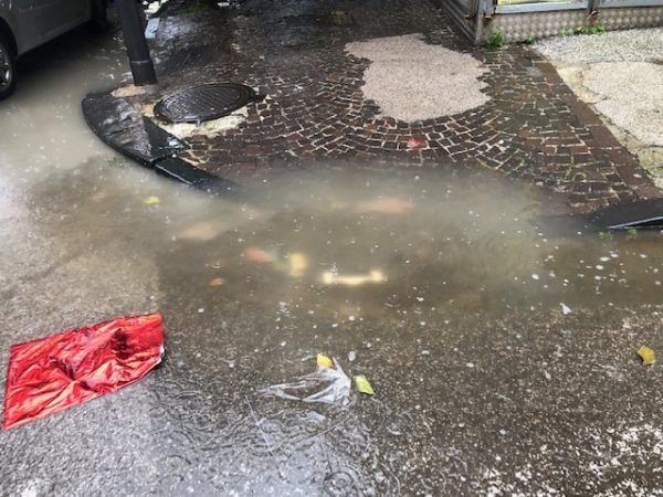 Napoli via Tino di Camaino caditoia ostruita