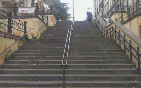 Napoli, 111 anni fa nasceva Roberto Murolo: dal Vomero parte la proposta d'intitolargli le scale di via Cimarosa 3 Vomero scale di via Cimarosa con a destra il palazzo dove visse Murolo