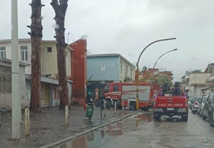 Campania, Il maltempo mette ko l’hinterland di Napoli. Danni per piogge e forte vento: sindaci di Napoli e provincia chiudono le scuole anche domani 4 mala1