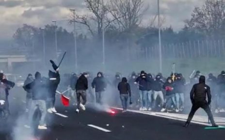 Napoli, stop alle trasferte per i tifosi. Manfredi: "Si penalizzino i violenti ma non i veri tifosi" 4 scontri video autostrada
