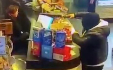 Emergenza criminalità, a Teverola e Casandrino banditi assaltano locali con i fucili per rubare l’incasso: panico fra dipendenti e clienti 6 teverola fucile rapina commessa mod