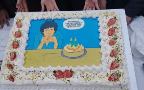 Napoli, 70 anni di Troisi: centinaia di persone al Gambrinus ‘abbracciate’ per celebrare la memoria del grande artista partenopeo 5 foto 6 3