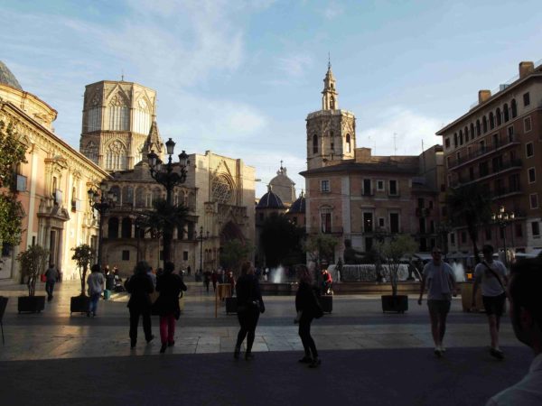 Valencia: la destinazione perfetta in ogni periodo dell’anno 8 la piazza della cattedrale