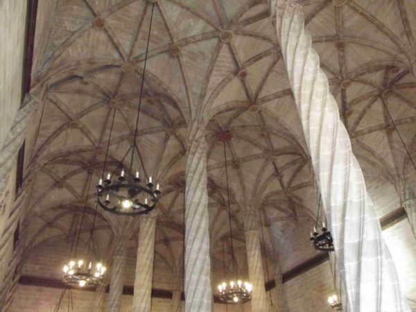 Valencia: la destinazione perfetta in ogni periodo dell’anno 10 la sala delle colonne della Borsa della Seta
