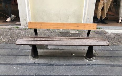 Napoli, al Vomero in via Alvino la "panchina pezzottata" 2 Vomero via Alvino panchina pezzottata