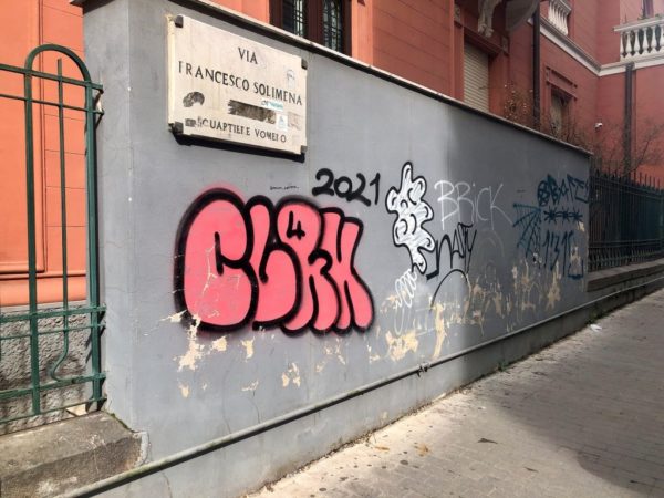 Vomero via Solimena villino Casciaro muro perimetrale imbrattato