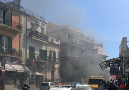 Pozzuoli, auto in fiamme nei pressi dell'Anfiteatro Neroniano-Flavio: panico in città 5 ato in fiamme