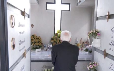 Casal di Principe, Mattarella visita la tomba di don Diana poi esorta gli studenti: "Ricordate sempre che siete la generazione della speranza" 4 dondiana