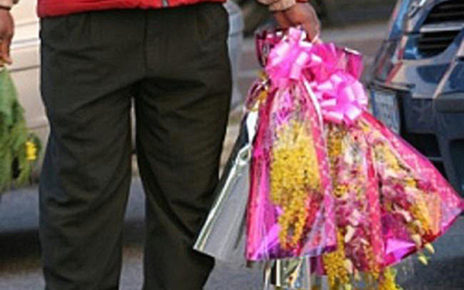 Napoli, Festa della donna: vendita abusiva di mimose. Sequestrati oltre 800 fasci 7 mimose abusive