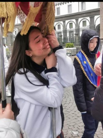 Snaturata la festa della Madonna dell'Arco, pellegrini lasciati a piedi. Il prefetto vieta la fermata in città. Persino una mamma con due figli autistici non riesce ad avere accesso diretto in chiesa nonostante l'irrequietezza dei figli 4 338974530 1397501167668067 1701209210527191342 n 1
