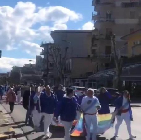 Snaturata la festa della Madonna dell'Arco, pellegrini lasciati a piedi. Il prefetto vieta la fermata in città. Persino una mamma con due figli autistici non riesce ad avere accesso diretto in chiesa nonostante l'irrequietezza dei figli 7 338975408 896535191418448 2426380429845718611 n