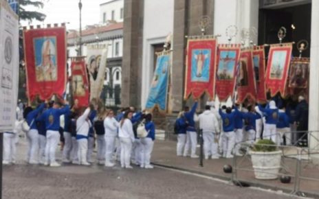 Snaturata la festa della Madonna dell'Arco, pellegrini lasciati a piedi. Il prefetto vieta la fermata in città. Persino una mamma con due figli autistici non riesce ad avere accesso diretto in chiesa nonostante l'irrequietezza dei figli 4 339088692 651465886993355 6357706032212478773 n