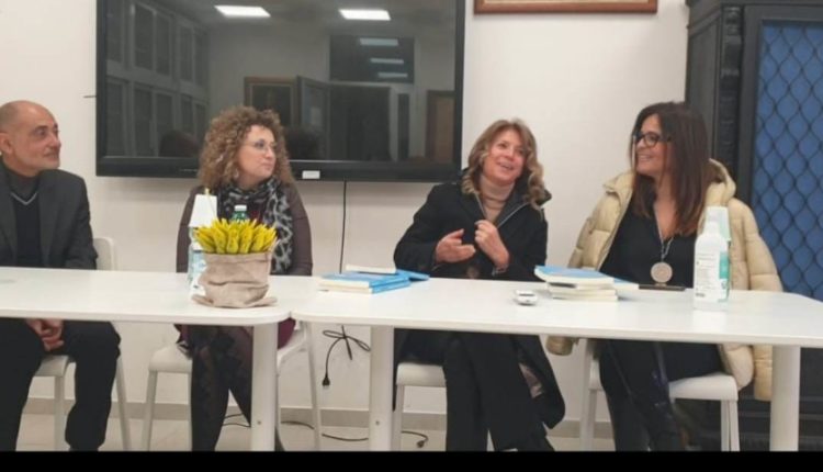 Palma Campania, alla Biblioteca Comunale grandi consensi per la presentazione del romanzo umoristico di Marianna Scagliola "Una famiglia allargata cane compreso" 4 341580272 629135512363566 1754033355959961626 n