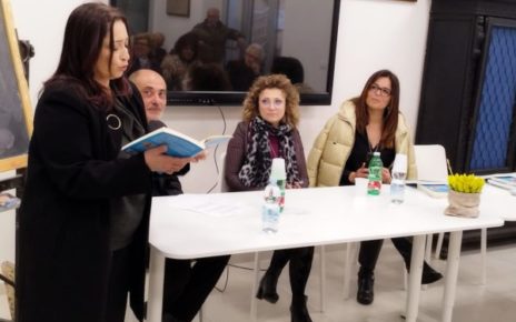 Palma Campania, alla Biblioteca Comunale grandi consensi per la presentazione del romanzo umoristico di Marianna Scagliola "Una famiglia allargata cane compreso" 3 341795616 145102098320967 7105561047540943040 n