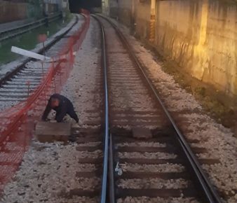 Capotreno Eav costretto a spostare a mano i deviatori 1