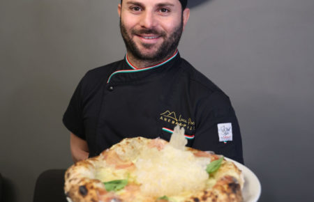 Frattamaggiore, Luca Piscopo presenta il nuovo menù di Anema & Pizza 3 Luca Piscopo