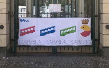 Napoli, funicolare di Chiaia: monta la protesta 3 Napoli funicolare di Chiaia lo striscione di protesta 3