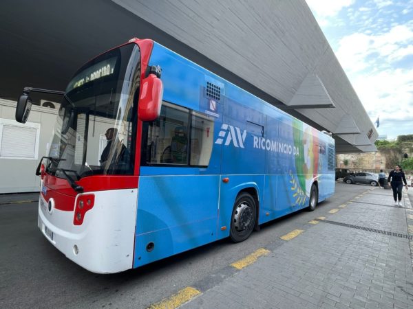 bus azzurro